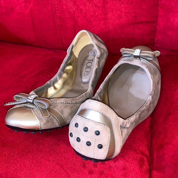 TOD’S Suede Ballet Flats Beige Taupe with Gold Accents Bow Rhinestones Size 38.5 - Picture 2 of 8